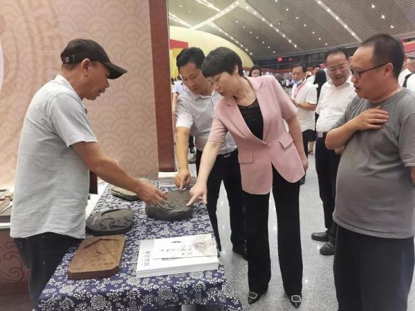 省文化和旅游厅党组成员、副厅长张希慧参观溪砚展柜.jpg